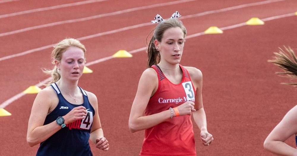 women distance track runners